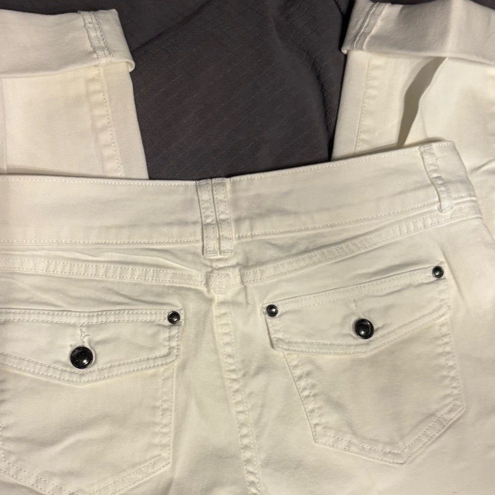 Elle. White denim capris.